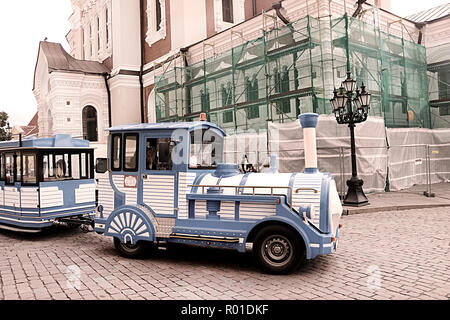 TALLINN, ESTONIE - 30 août 2018 : Blue train, véhicule touristique, est entraîné par steet près de la cathédrale Alexandre Nevsky Banque D'Images