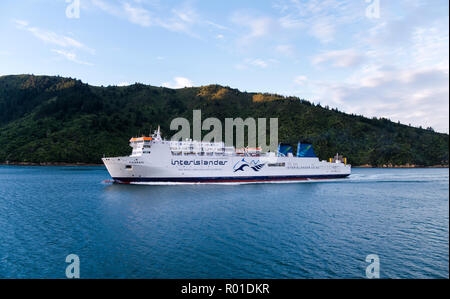 Un ferry traverse le Marlborough Sounds de Nouvelle-zélande sur une calme soirée d'automne. Banque D'Images