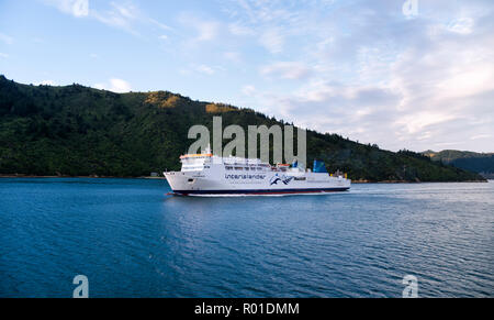 Un ferry traverse le Marlborough Sounds de Nouvelle-zélande sur une calme soirée d'automne. Banque D'Images