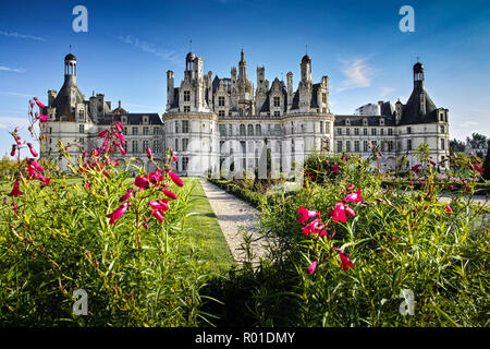 Château de Chambord, vue panoramique de la façade nord-ouest du plus grand château royal français de la Renaissance dans la vallée de la Loire, France Banque D'Images