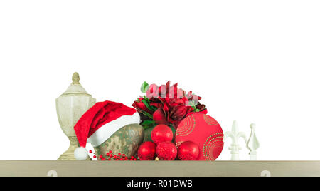 Décoration de Noël isolé sur fond blanc. Nature morte avec boules rouges, boîte-cadeau, fleurs, santa hat et d'autres ornements. Carte Joyeux Noël Banque D'Images