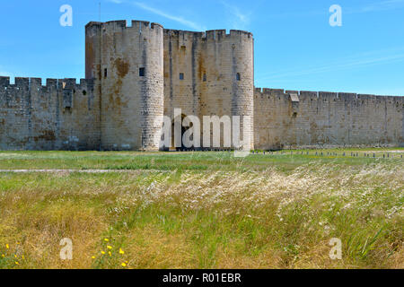 Fortification externe et porte entre deux tours d'Aigues Mortes, ville française, située dans le département du Gard en France Banque D'Images