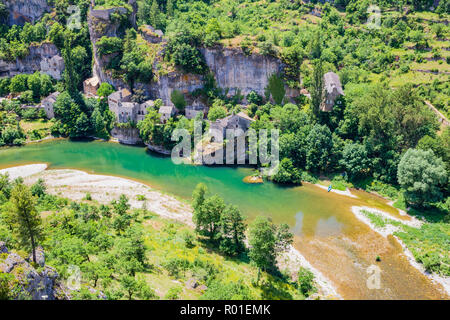Castelbouc, village troglodytique dans la vallée du Tarn et le canyon, Occitanie, France Banque D'Images
