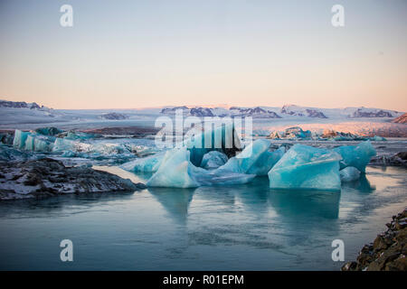 Et ce Iceberrgs at Glacier Lagoon Jökulsarlon, Islande, Europe Banque D'Images