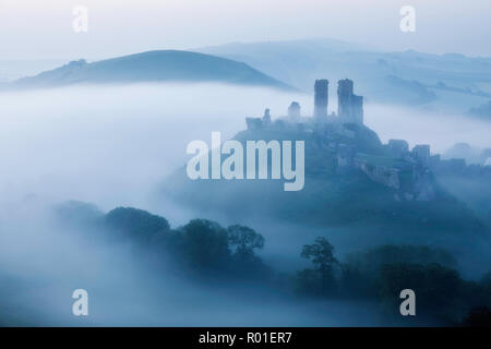 Château de Corfe dans la brume, Dorset, Angleterre, Banque D'Images