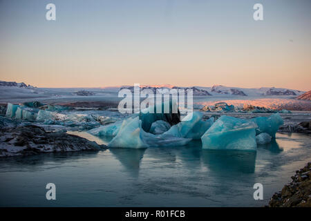 Glace et glaciers à Iceberrgs Lagoon Jökulsarlon, Islande, Europe Banque D'Images