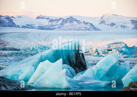 Glace et glaciers à Iceberrgs Lagoon Jökulsarlon, Islande, Europe Banque D'Images