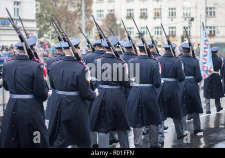 Rue européenne, Prague-October 28, 2018 : Des soldats de l'Armée garde Château marchent sur défilé militaire pour 100e anniversaire de la Tchécoslovaquie création Banque D'Images