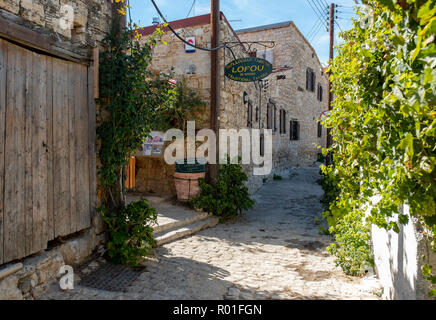 Une rue dans le village de Lofou, Chypre. Banque D'Images