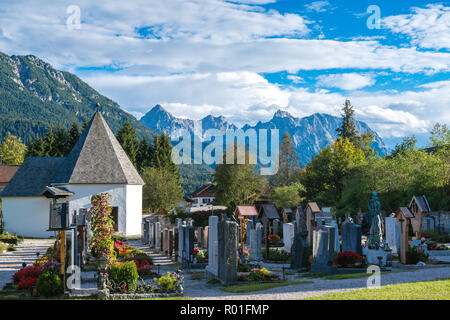 Cimetière de la petite ville bavaroise de Wallgau, haute-Bavière, Bavière, Allemagne, Europe Banque D'Images