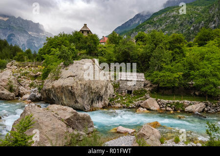 Theth Theth, rivière dans le Parc National de Theth, Alpes albanaises, Prokletije, Qark Shkodra, l'Albanie Banque D'Images