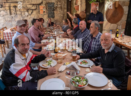 Un groupe de personnes bénéficiant d'un meze traditionnel dans la taverne Lofou, Lofou, village de Chypre. Banque D'Images