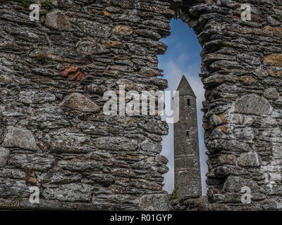 Tour ronde dans le monastère Glendalough, comté de Wicklow, Irlande Banque D'Images