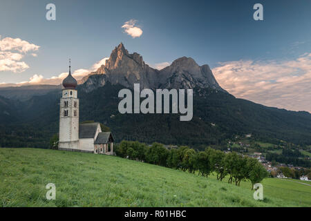 Eglise Saint Valentin vorm, Schlern Seis am Schlern, Castelrotto, Dolomites, Tyrol du Sud, Italie Banque D'Images