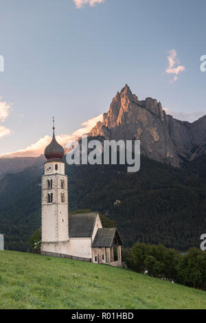 Eglise Saint Valentin vorm, Schlern Seis am Schlern, Castelrotto, Dolomites, Tyrol du Sud, Italie Banque D'Images