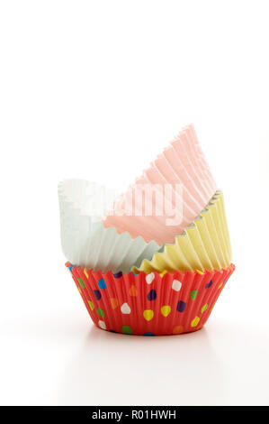 Luminescent empilées les moules à muffins sur fond blanc Banque D'Images