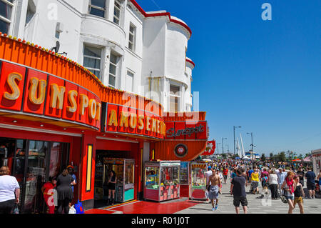 Southend on Sea, Essex, UK front au cours de la meeting aérien. Sunspot occupé de jeux électroniques, Marine Parade. La foule, les gens. Journée ensoleillée Banque D'Images