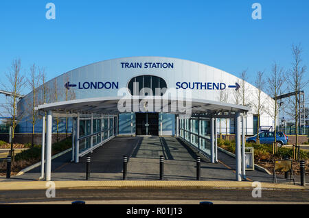 Gare de l'aéroport de Londres Southend flèche indiquant la direction et Londres Southend. La station de chemin de passage couvert. Une plus grande Anglia rail service Banque D'Images