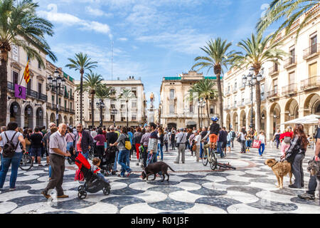 Vilanova i la Geltrú, Espagne - 2 octobre 2017 : la place principale au cours d'une manifestation indépendantiste catalan. La Catalogne cherche l'indépendance de l'Espagne. Banque D'Images