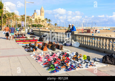 Sitges, Espagne - 2 octobre 2017 Africamn : fournisseurs d'immigrants vendre leurs marchandises sur la promenade. C'est une pratique courante en Espagne. Banque D'Images