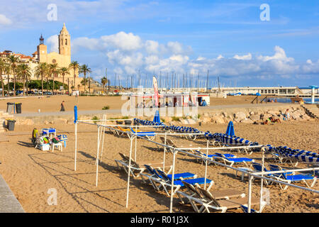 La fin de l'après-midi sur la plage de Sitges Banque D'Images