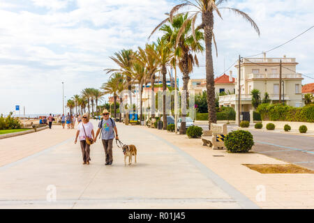 Sitges, Espagne - 2 octobre 2017 : un chien sur la promenade. La promenade est large et long. Banque D'Images