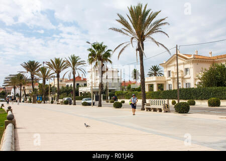 Sitges, Espagne - 2 octobre 2017 : femme marchant sur la promenade. La promenade est large et long. Banque D'Images