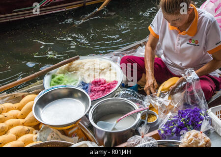 Damnoen Saduak, Thaïlande - 8 octobre 2018 : Vendeur dans le bateau qui le riz collant au marché flottant. Le marché est une destination touristique très poular Banque D'Images