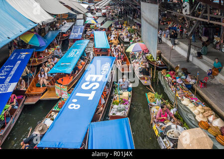 Damnoen Saduak, Thaïlande - 8 octobre 2018 : les fournisseurs et les bateaux au marché flottant. Le marché est une destination touristique très poular. Banque D'Images