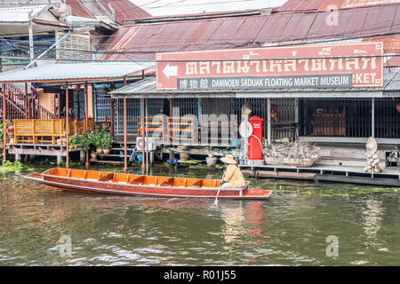 Damnoen Saduak, Thaïlande - 8 octobre 2018 : un bateau va passé le marché flottant museum. Le marché est une destination touristique très poular. Banque D'Images
