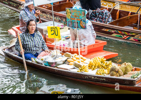 Damnoen Saduak, Thaïlande - 8 octobre 2018 : Vendeur dans le bateau qui le riz collant au marché flottant. Le marché est une destination touristique très poular Banque D'Images