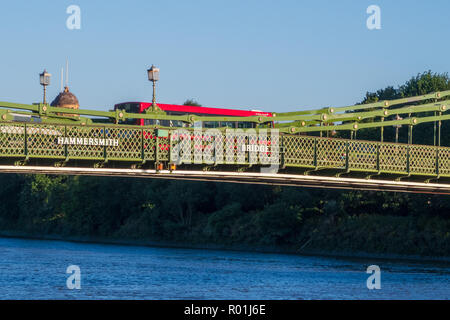 Londres, ANGLETERRE - 29 juin 2018 : Le trafic traversant Hammersmith Bridge. Classé dans la catégorie 2 le pont suspendu historique a été conçu par Joseph Bazalgette. Banque D'Images