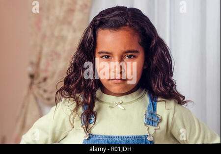 Jeune fille rebelle avec expression défiante. M. © Myrleen Pearson .....Ferguson Cate Banque D'Images