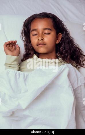 L'heure du coucher pour Jeune Fille 7-10 ans endormi au lit Africain/Noir. M. © Myrleen ............Pearson Ferguson Cate Banque D'Images
