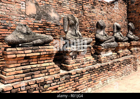 Temple, Temple de la Thaïlande,images de Bouddha autour du stupa central. Wat Chaiwatthanaram un temple bouddhiste dans la ville d'Ayutthaya Historical Park Banque D'Images