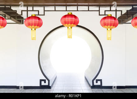 Moon Gate dans le jardin chinois , l'écran vert. Banque D'Images