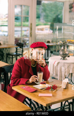 Belle femme élégante incroyable sensation de passer du temps libre dans la bonne boulangerie Banque D'Images