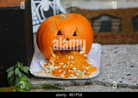 Southend on Sea, Royaume-Uni. 31 octobre, 2018. Une citrouille malade sur une porte dans la ville d'Essex de Southend on Sea. Penelope Barritt/Alamy Live News Banque D'Images