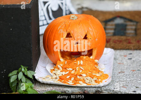 Southend on Sea, Royaume-Uni. 31 octobre, 2018. Une citrouille malade sur une porte dans la ville d'Essex de Southend on Sea. Penelope Barritt/Alamy Live News Banque D'Images