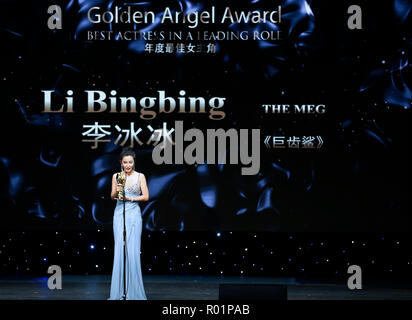 (181031) -- LOS ANGELES, le 31 octobre 2018 (Xinhua) -- L'actrice Li Bingbing qui a remporté le Prix de la Meilleure Actrice, reçoit le trophée lors de la cérémonie du 14ème Festival du film chinois (CAFF) à Los Angeles, aux États-Unis, le 30 octobre 2018. Le 14e Festival du film chinois (CAFF) a lancé mardi à la Ricardo Montalban Theatre à Hollywood, dans la ville américaine de Los Angeles. (Xinhua/Li Ying)(HR) Banque D'Images