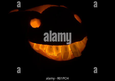 Londres, Royaume-Uni, 31 octobre 2018. Un halloween citrouille avec dents en préparation. Credit : Helen Garvey/Alamy Live News Banque D'Images