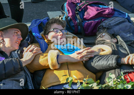 Londres, Royaume-Uni 31 octobre 2018 manifestants Environnement bloquer la route à l'extérieur de la Chambre des communes avec un appel à l'action directe sur les questions environnementales.tels que la fracturation hydraulique. Ian Davidson Crédit/Alamy Live News Banque D'Images