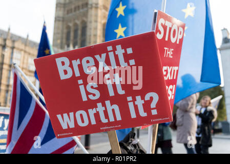 Londres, Royaume-Uni. 31 octobre 2018. Signes et drapeaux de Stand de mépris Mouvement Européen (SODEM), à l'extérieur du Parlement que le groupe continue sa campagne anti-Brexit, qui a commencé en septembre 2017. Crédit : Stephen Chung / Alamy Live News Banque D'Images