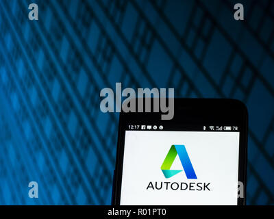 Kiev, Ukraine. 31 octobre, 2018. Logo de l'entreprise logiciels Autodesk vu affichée sur téléphone intelligent. Autodesk, Inc. est une multinationale américaine software corporation qui crée des logiciels pour l'architecture, ingénierie, construction, fabrication, médias et divertissement. Crédit : Igor Golovniov SOPA/Images/ZUMA/Alamy Fil Live News Banque D'Images