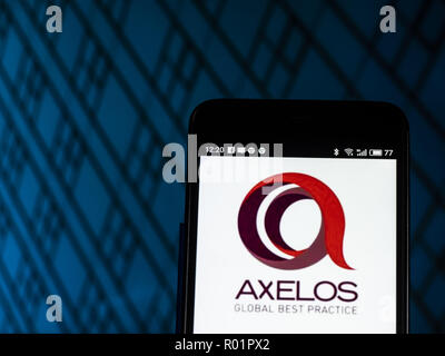 Kiev, Ukraine. 31 octobre, 2018. AXLOS logo meilleure pratique mondiale vu affichée sur téléphone intelligent. AXLOS est consacré à faire professionnels à la gestion de projet, IT Service Management et de cyber-résistance plus efficace avec les meilleures pratiques et d'orientation. certifications Crédit : Igor Golovniov SOPA/Images/ZUMA/Alamy Fil Live News Banque D'Images