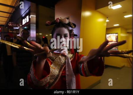 Hong Kong, . 31 octobre, 2018. Femme habillé en femme chinoise dans une tenue classique de Zombie s'étendre son bras en avant dans le geste d'un vampire sur le soir de l'Halloween.Oct 31, 2018 Hong Kong.ZUMA/Liau Chung-ren Crédit : Liau Chung-ren/ZUMA/Alamy Fil Live News Banque D'Images