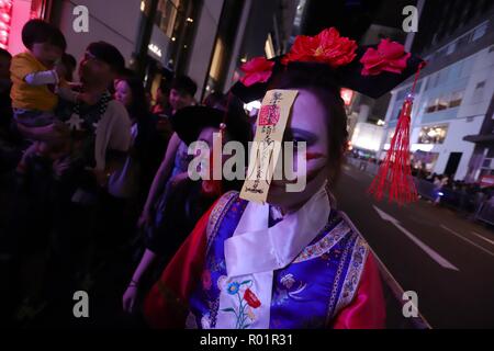 Hong Kong, . 31 octobre, 2018. Femme habillée en chinois classique Femme Zombie Walk la rue sur le soir de l'Halloween dans le centre.Oct 31, 2018 Hong Kong.ZUMA/Liau Chung-ren Crédit : Liau Chung-ren/ZUMA/Alamy Fil Live News Banque D'Images