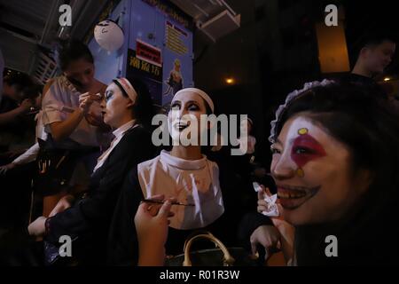 Hong Kong, . 31 octobre, 2018. Faire des suivis sont appliquées sur la rue sur le soir de l'Halloween dans le centre commercial en Europe centrale.Oct 31, 2018 Hong Kong.ZUMA/Liau Chung-ren Crédit : Liau Chung-ren/ZUMA/Alamy Fil Live News Banque D'Images