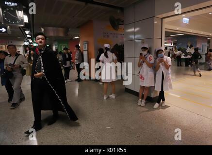 Hong Kong, . 31 octobre, 2018. La station de métro MTR de Vampire promenade dans Central et les infirmières à s'adonner à la messagerie depuis le soir de l'Halloween à Hong Kong.Oct 31, 2018 Hong Kong.ZUMA/Liau Chung-ren Crédit : Liau Chung-ren/ZUMA/Alamy Fil Live News Banque D'Images