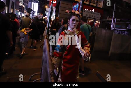 Hong Kong, . 31 octobre, 2018. Femme habillée en chinois classique Femme Zombie Walk grâce au centre commercial Central sur le soir de l'Halloween. Des milliers de citoyens de Hong Kong et de contacter les expats a rejoint le parti sur la célébration annuelle.Oct 31, 2018 Hong Kong.ZUMA/Liau Chung-ren Crédit : Liau Chung-ren/ZUMA/Alamy Fil Live News Banque D'Images